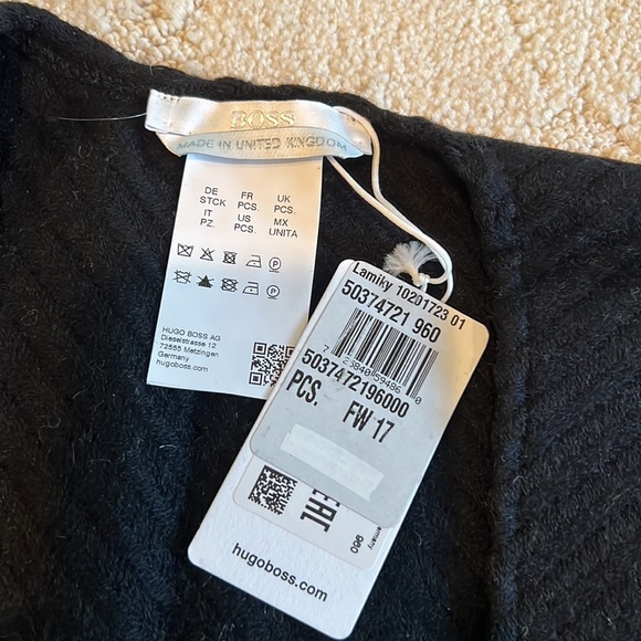 Hugo Boss brand new Will Poncho/Wrap - Picture 2 of 6